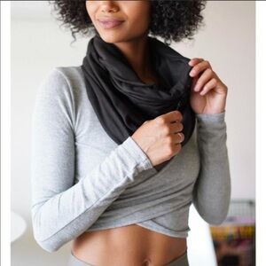 BEYOND YOGA Infinity Scarf Hidden Pocket Black NWT Logo